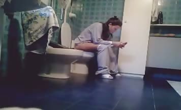 College babe shitting and peeing
