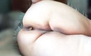 Curvy babe shitting